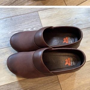 Dansko Classic Distressed Leather/Suede Berry Clogs